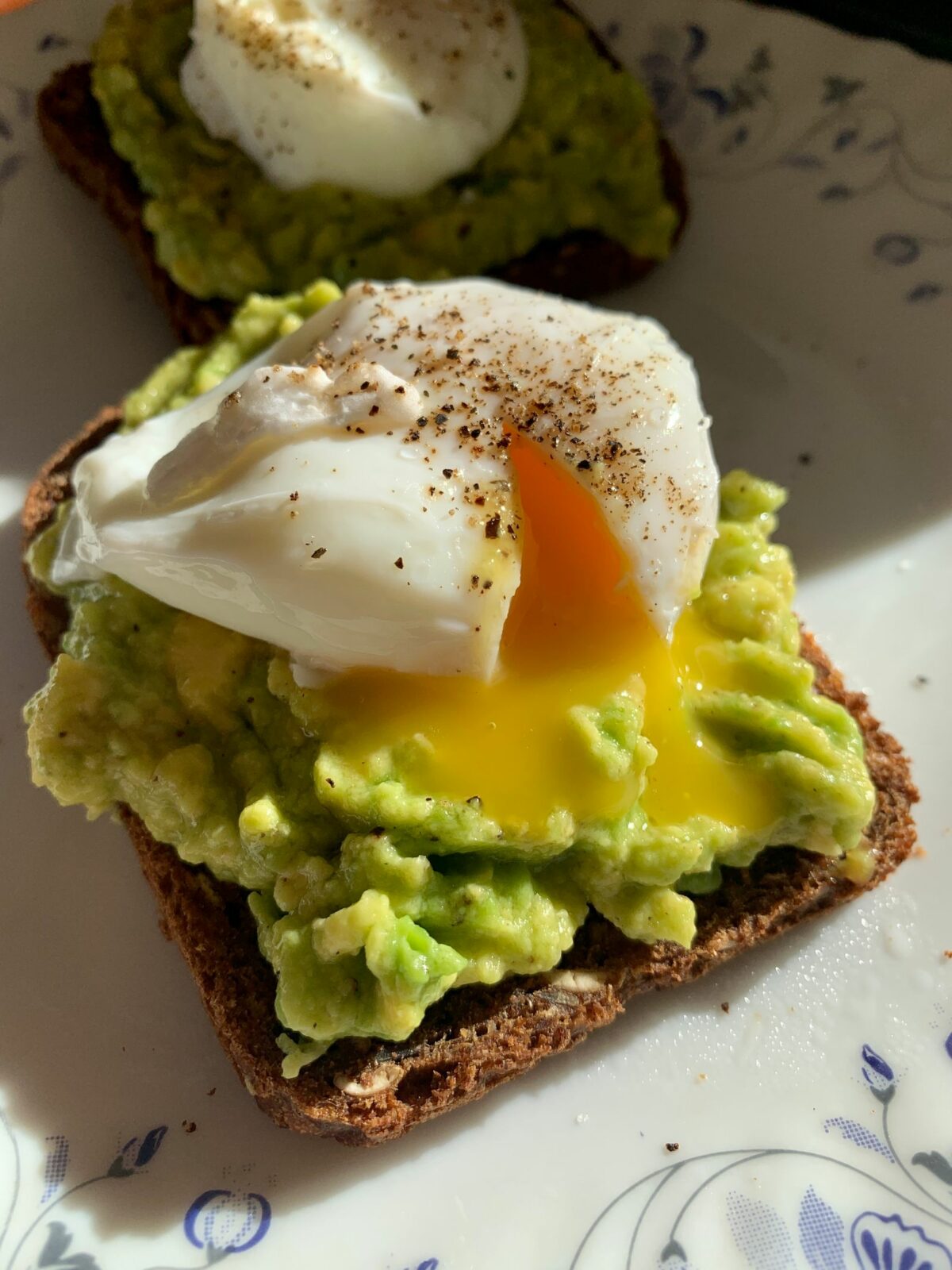 Avocado toast, œuf poché et graines de sésame