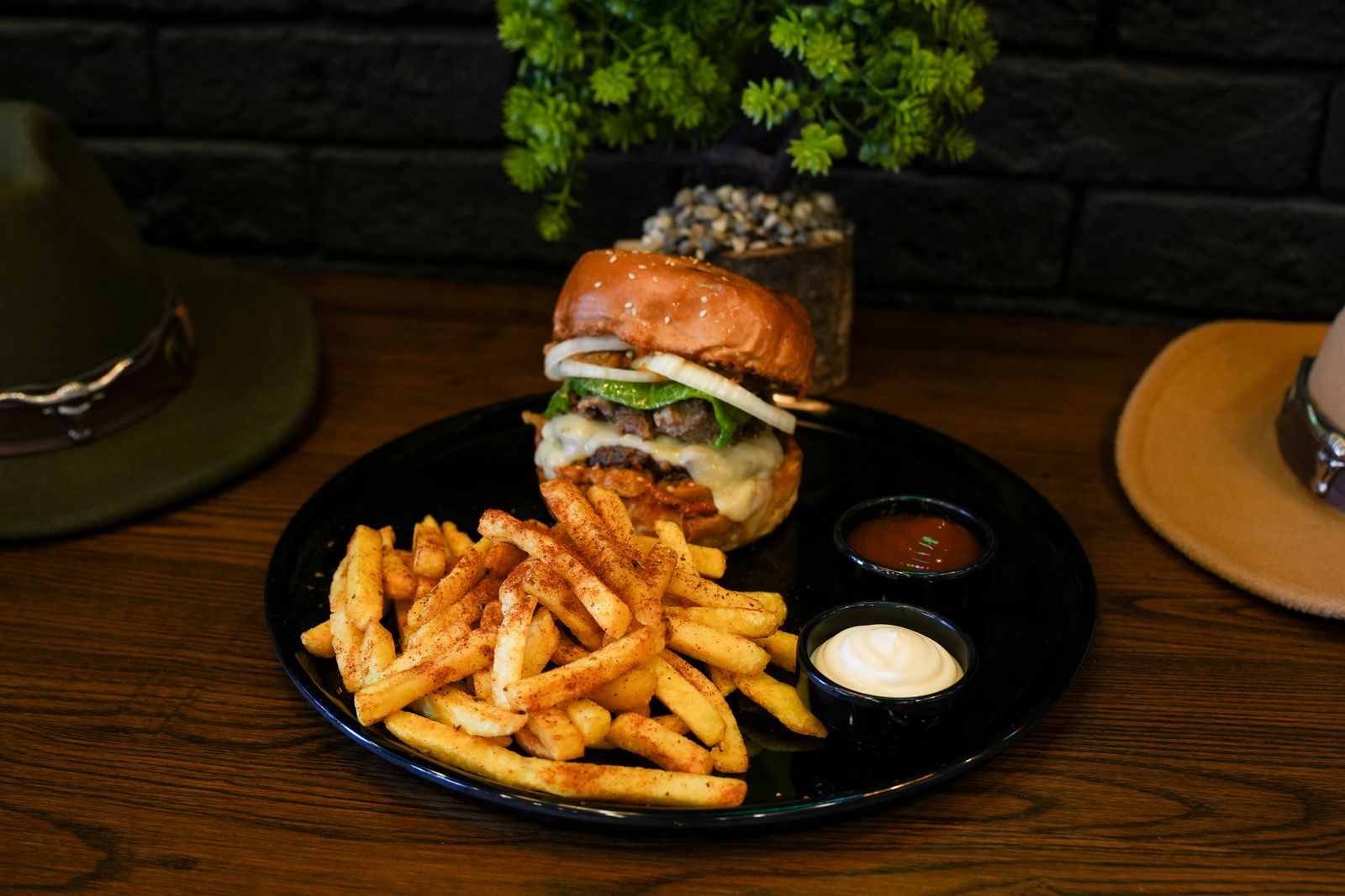 Burger d’agneau épicé, feta et sauce à la menthe