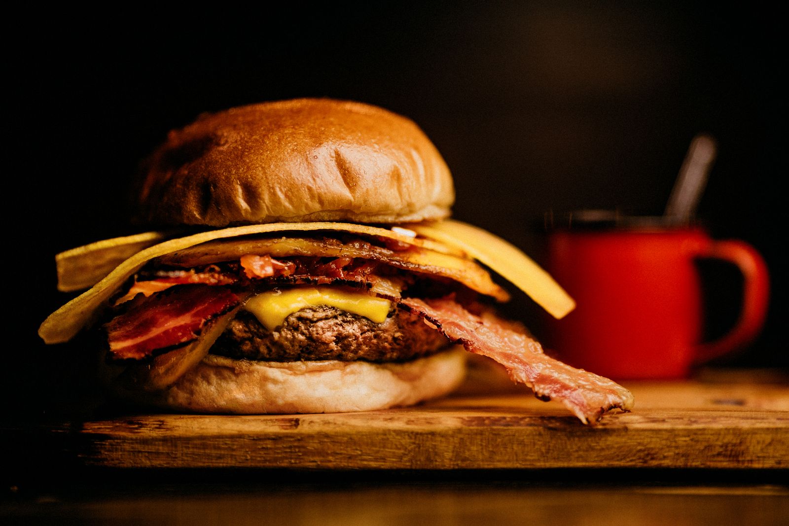 Burger fumé, bacon, cheddar fondant et sauce barbecue maison