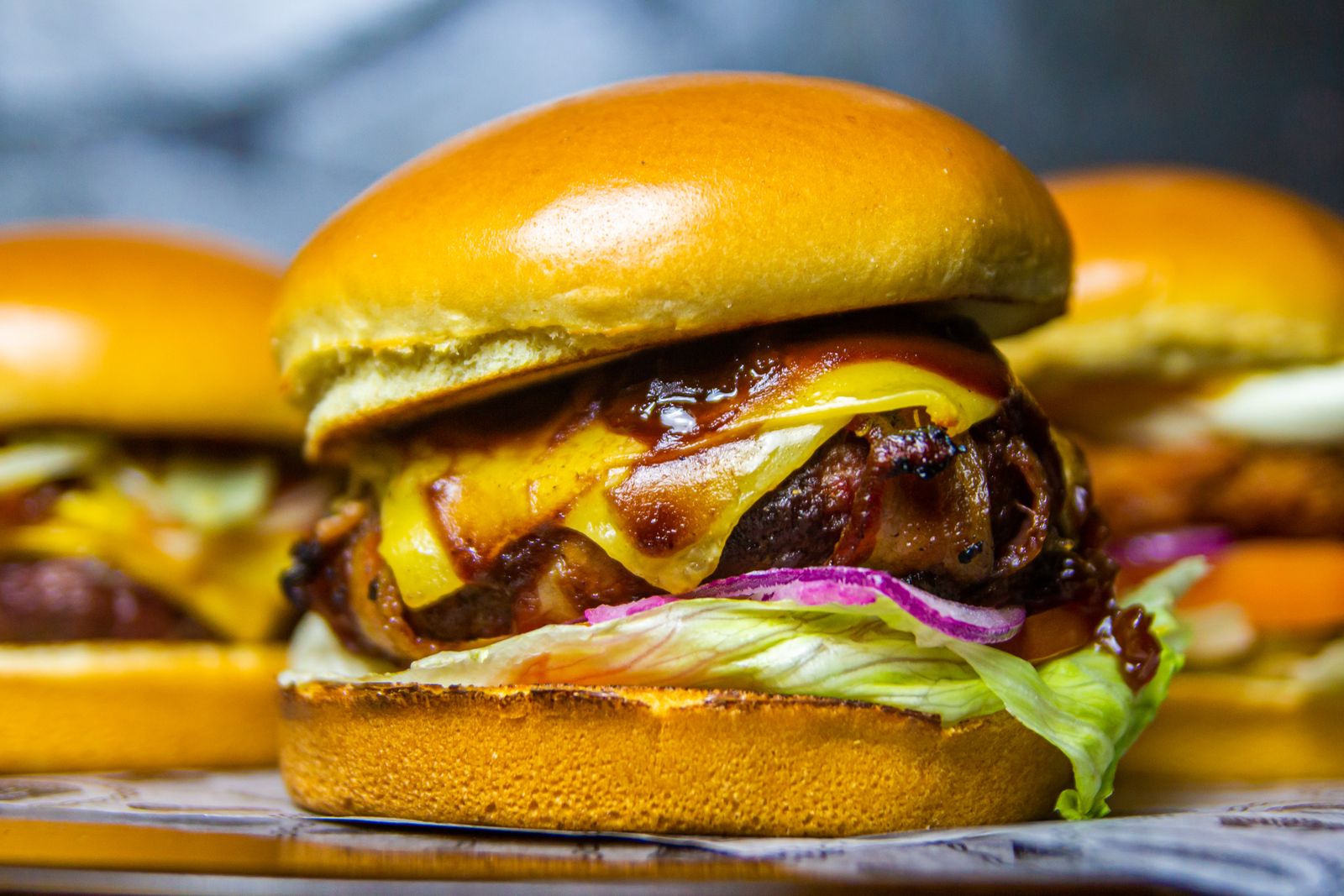 Burger « black & blue », roquefort et confiture d’oignons