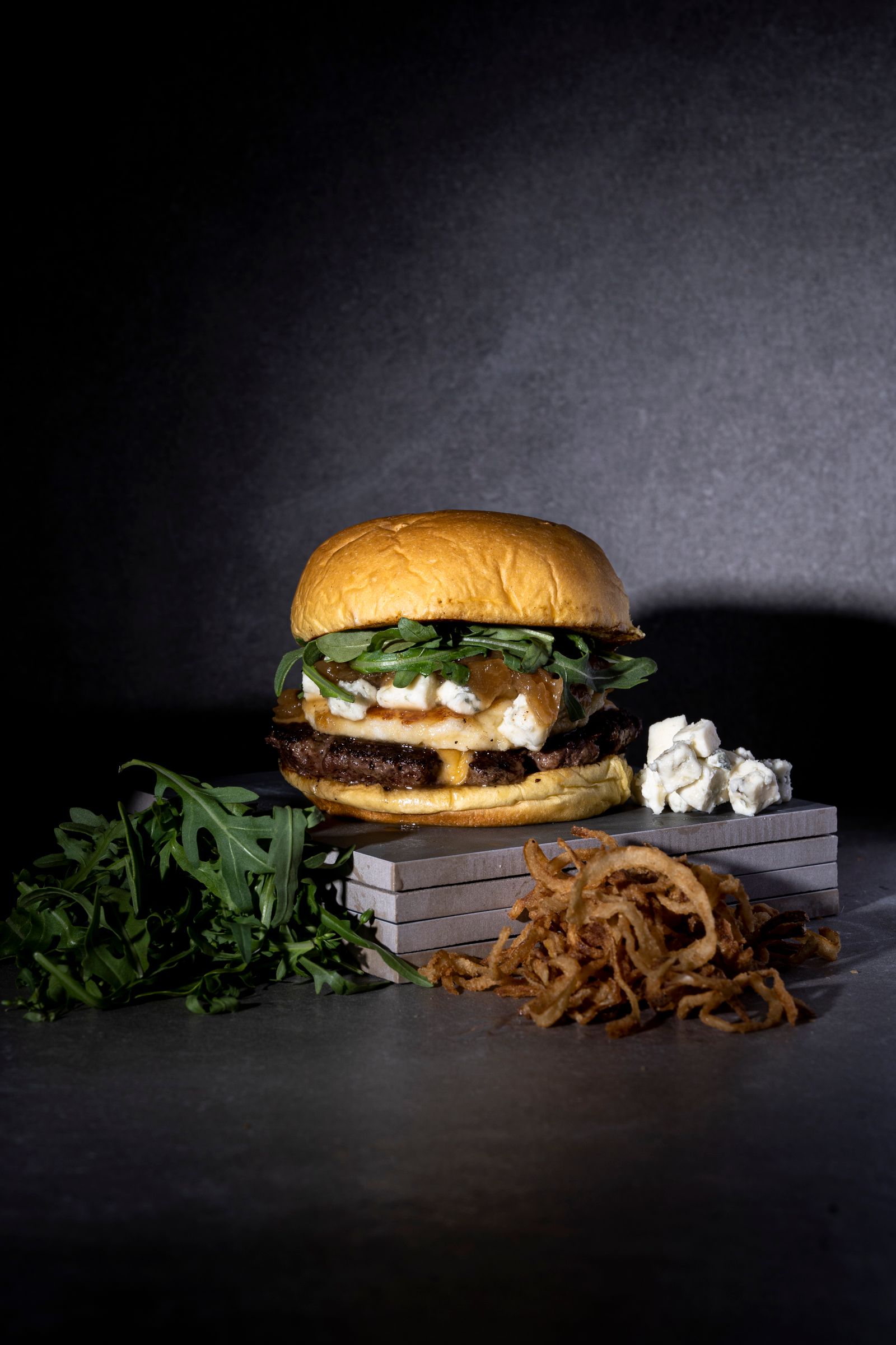 Burger de bœuf, bleu d’Auvergne et poire caramélisée