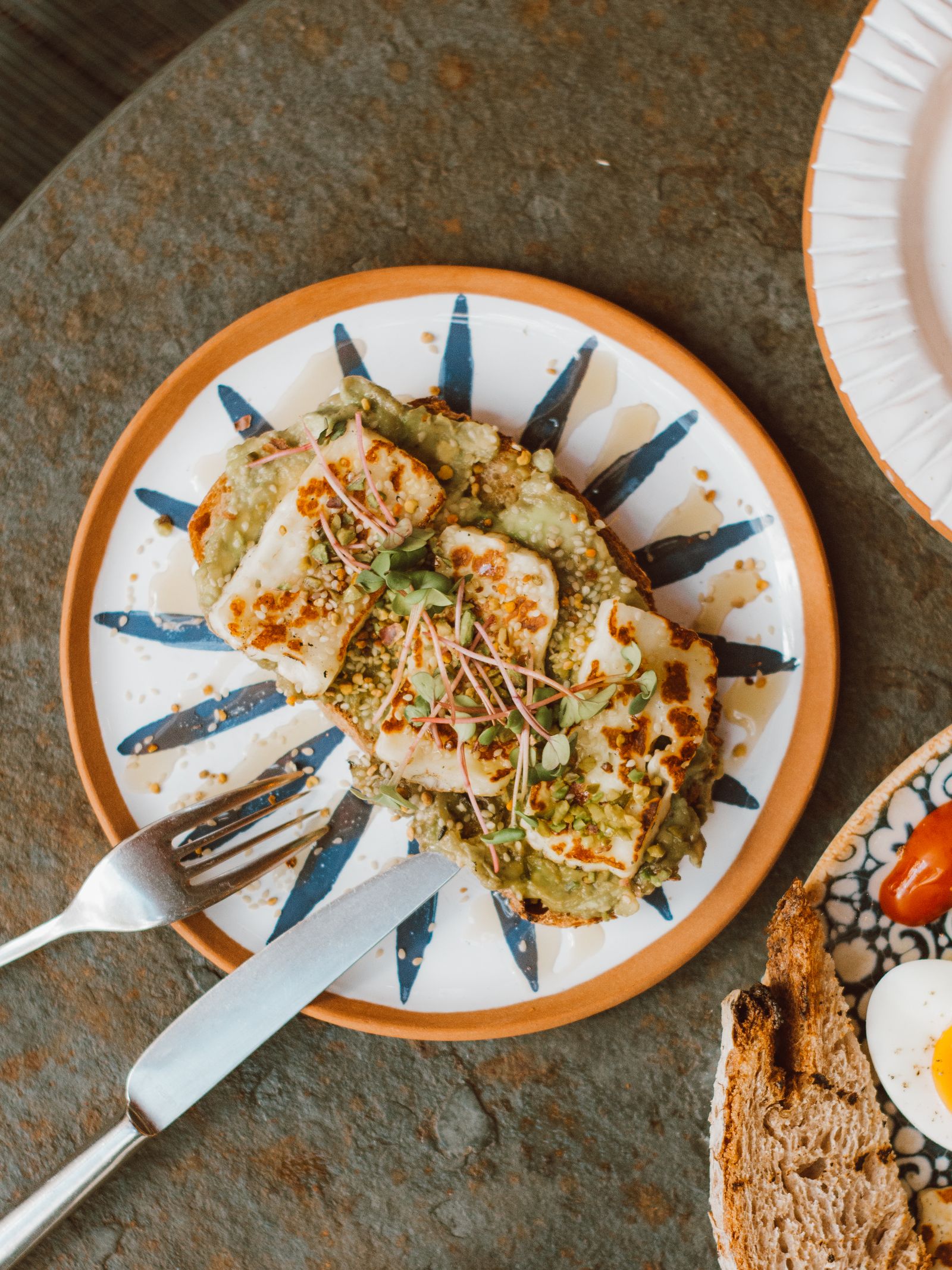 Burger végétarien au halloumi grillé et houmous de betterave