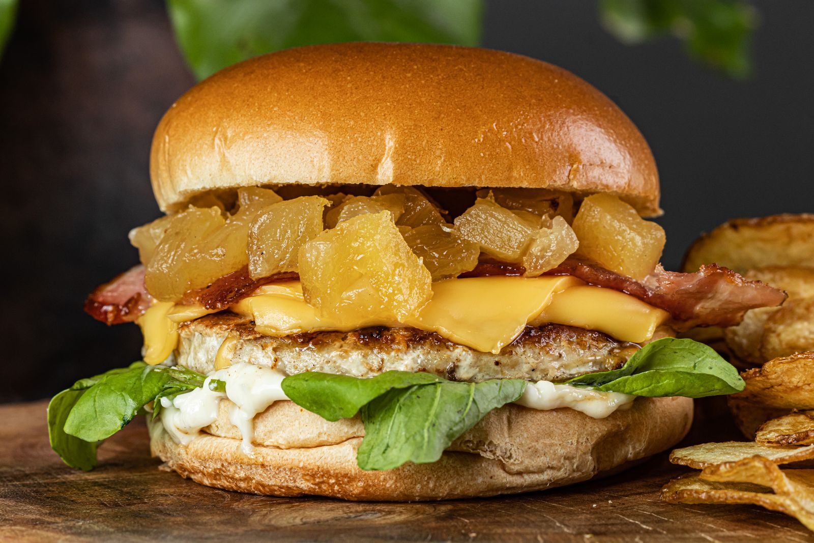 Burger hawaïen, ananas grillé, jambon et sauce teriyaki