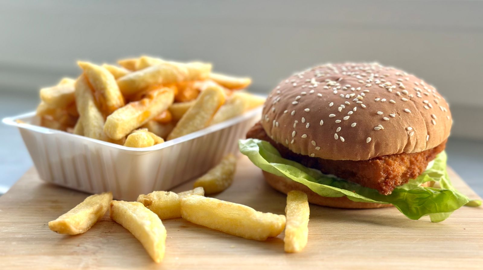 Burger de poulet croustillant, sauce yuzu-mayo et chou rouge