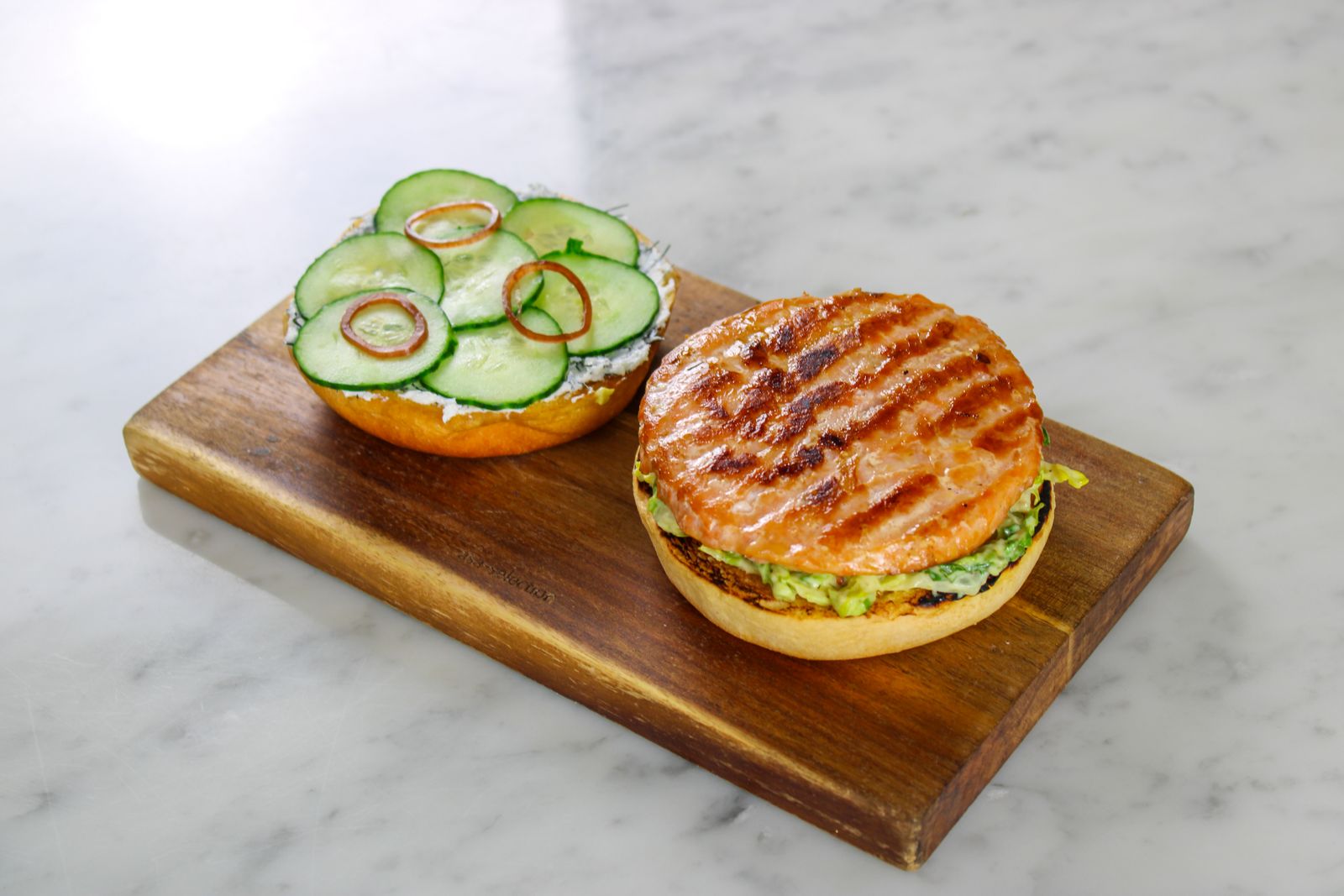 Burger de saumon, avocat et sauce wasabi-citron