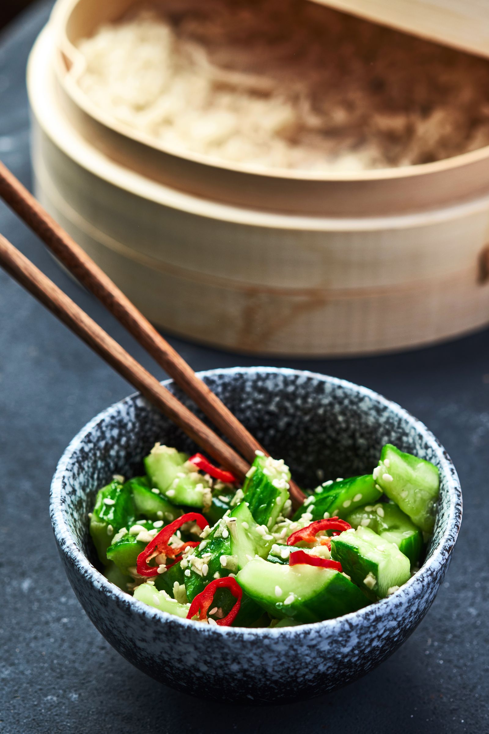 Concombres à la thaï, nuoc-mâm et cacahuètes
