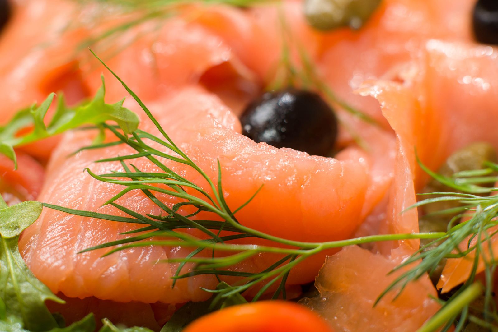 Gravlax de saumon maison, aneth et betterave