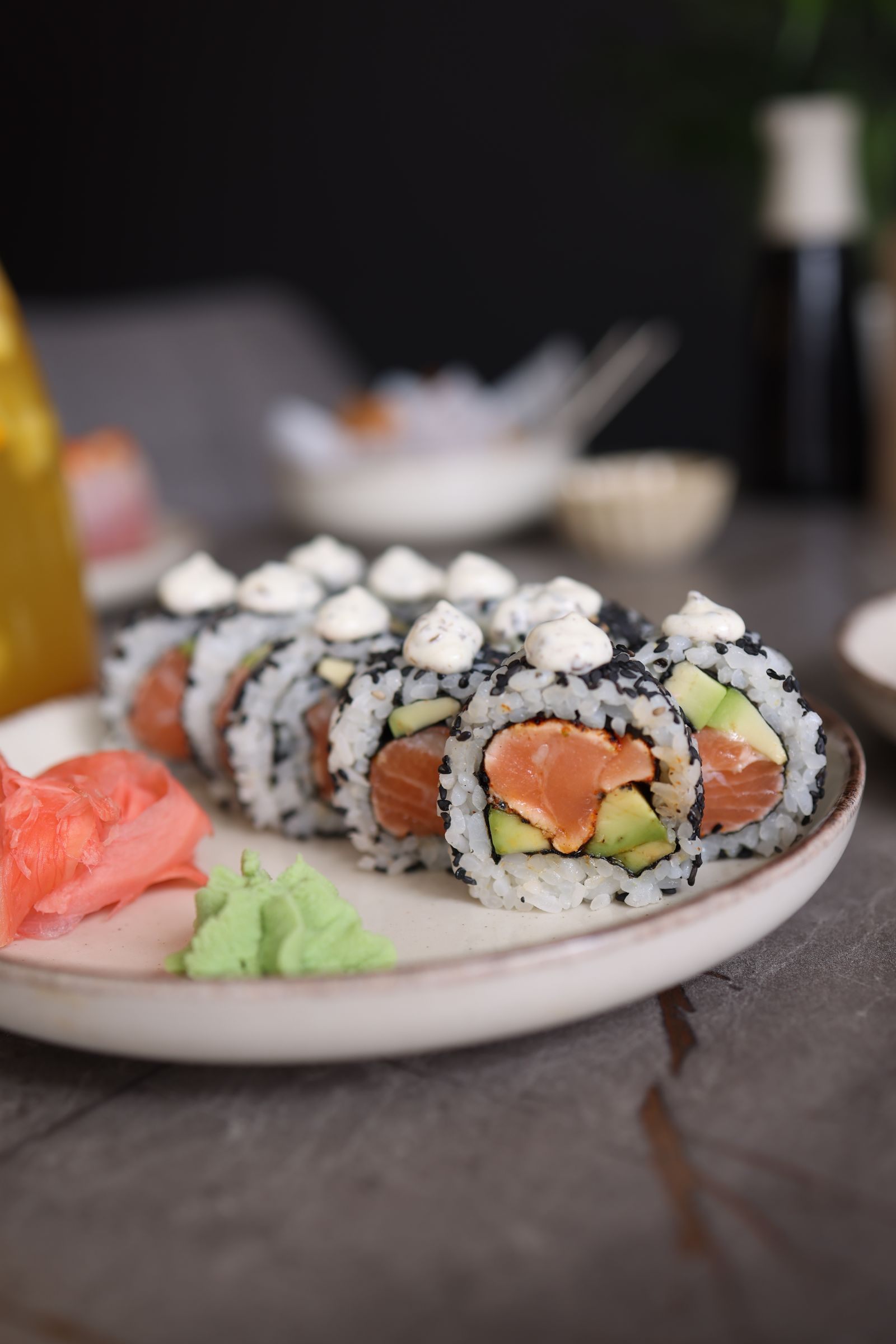 Maki au saumon, avocat et concombre