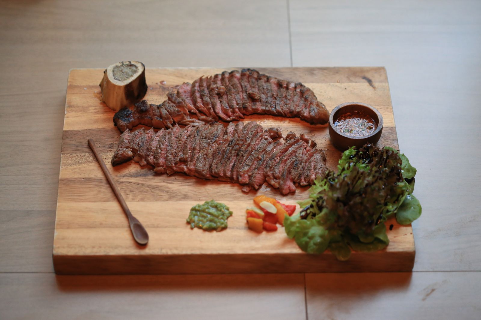 Nam tok de bœuf, jus de citron vert et riz concassé