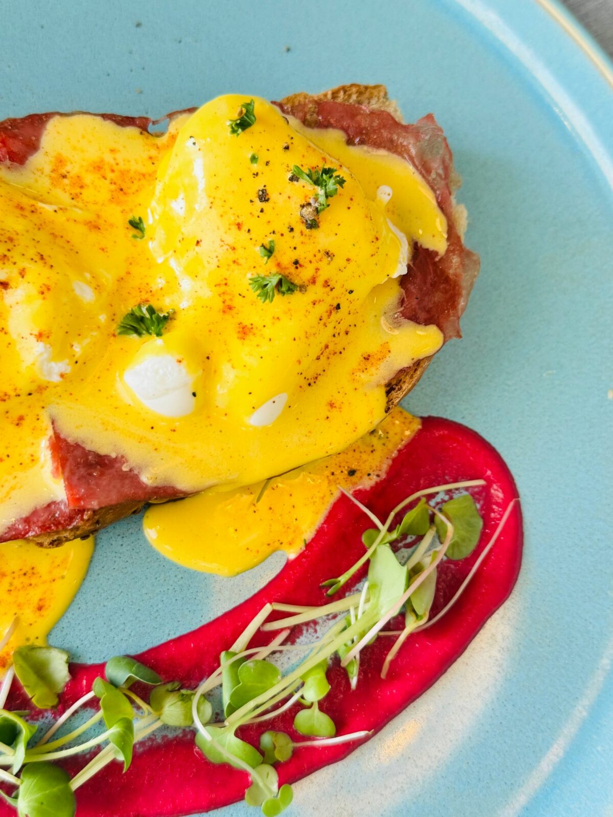 Œufs bénédicte, sauce hollandaise et bacon