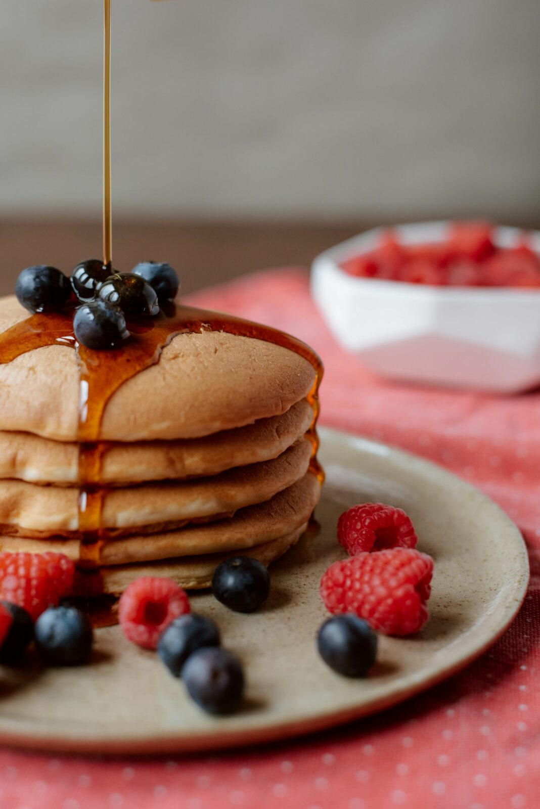Pancakes moelleux, sirop d&rsquo;érable et fruits rouges