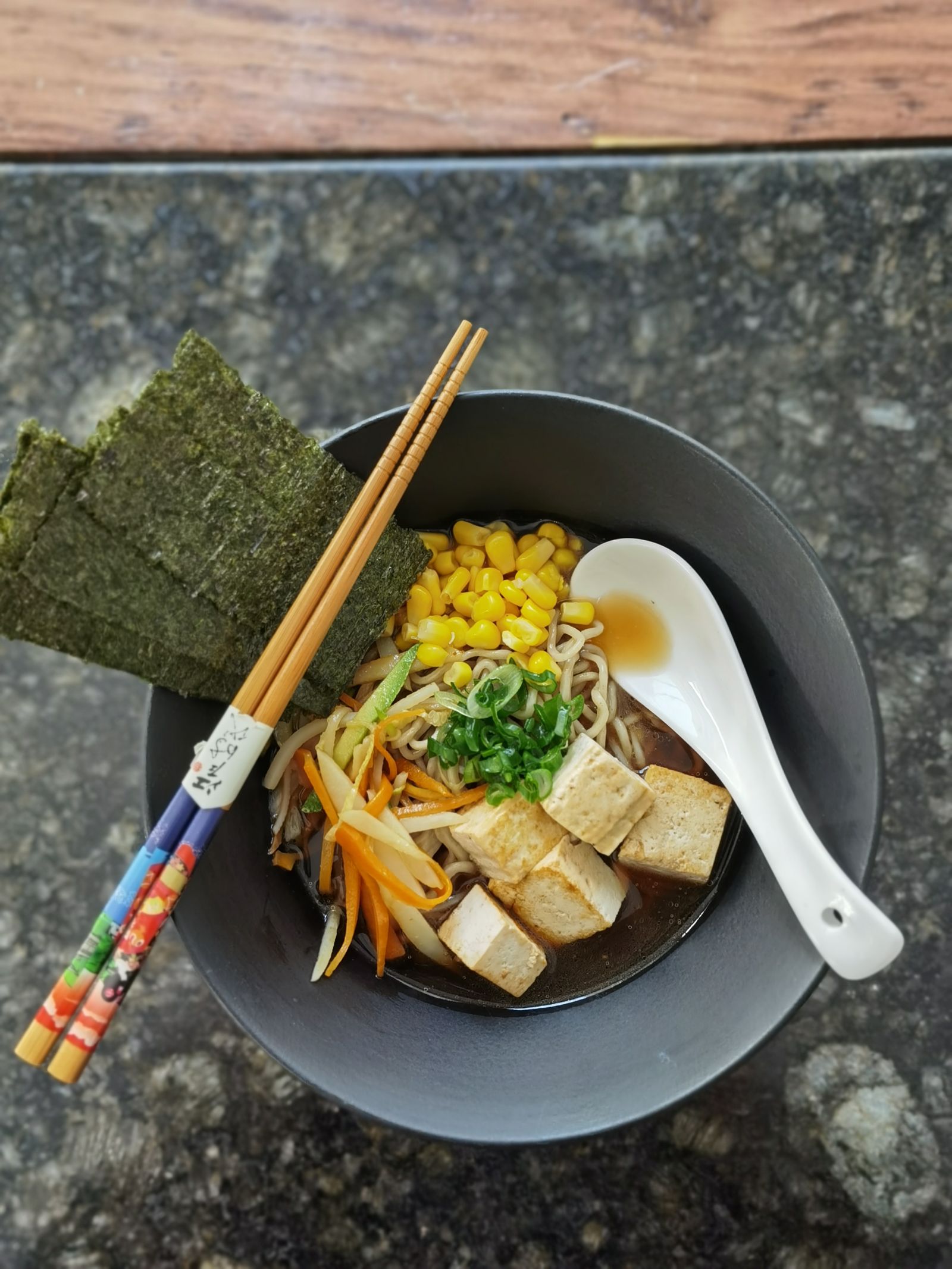 Ramen miso végétarien, tofu grillé et légumes de saison
