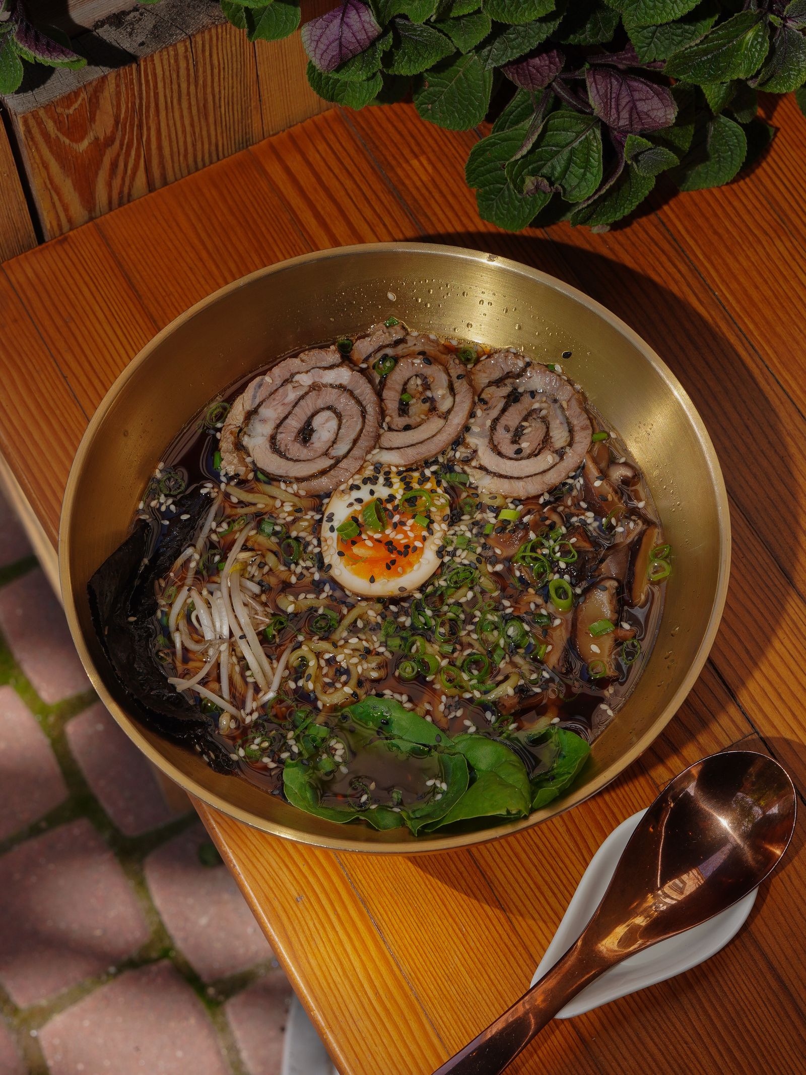 Ramen shoyu au poulet, œuf mariné et maïs