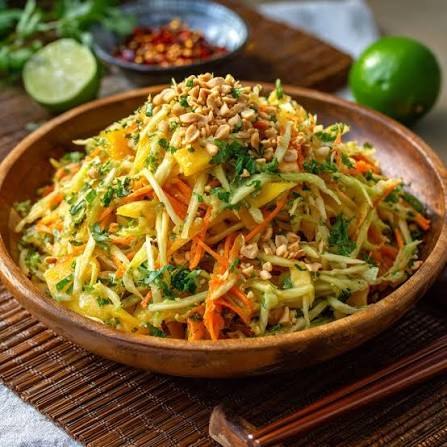 Salade de mangue verte, piment et cacahuètes