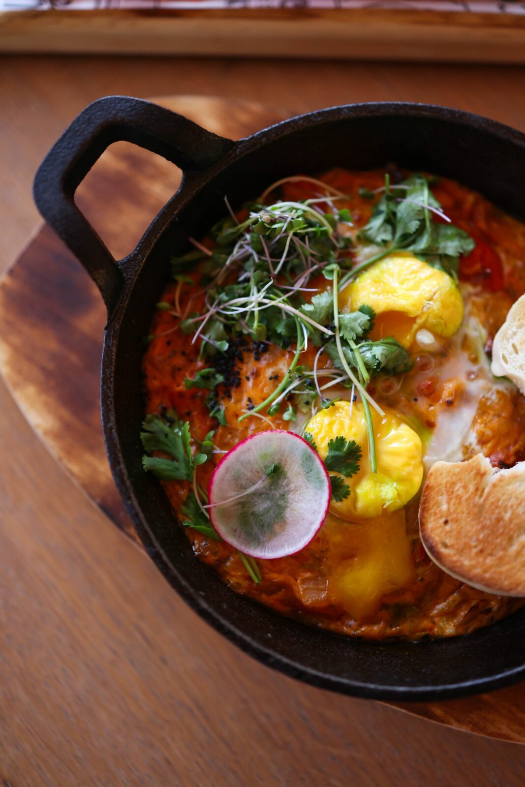 Shakshuka aux œufs et poivrons