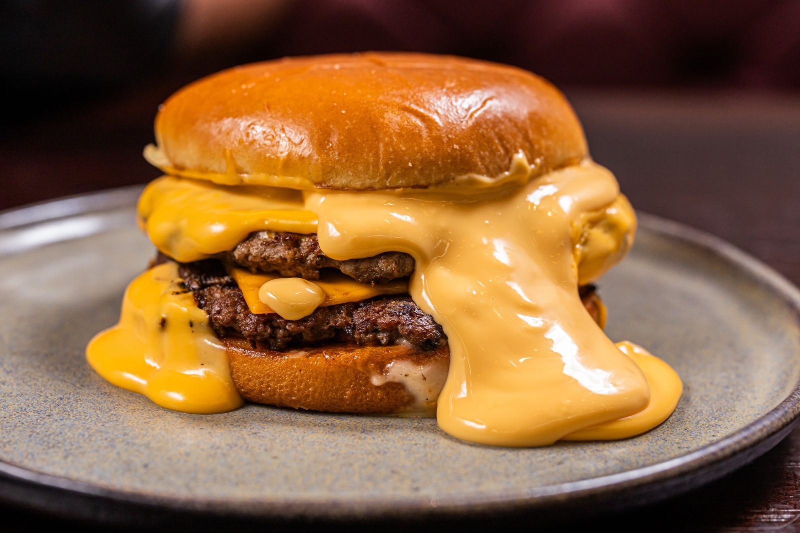 Le Smash Burger, cheddar affiné et oignons caramélisés