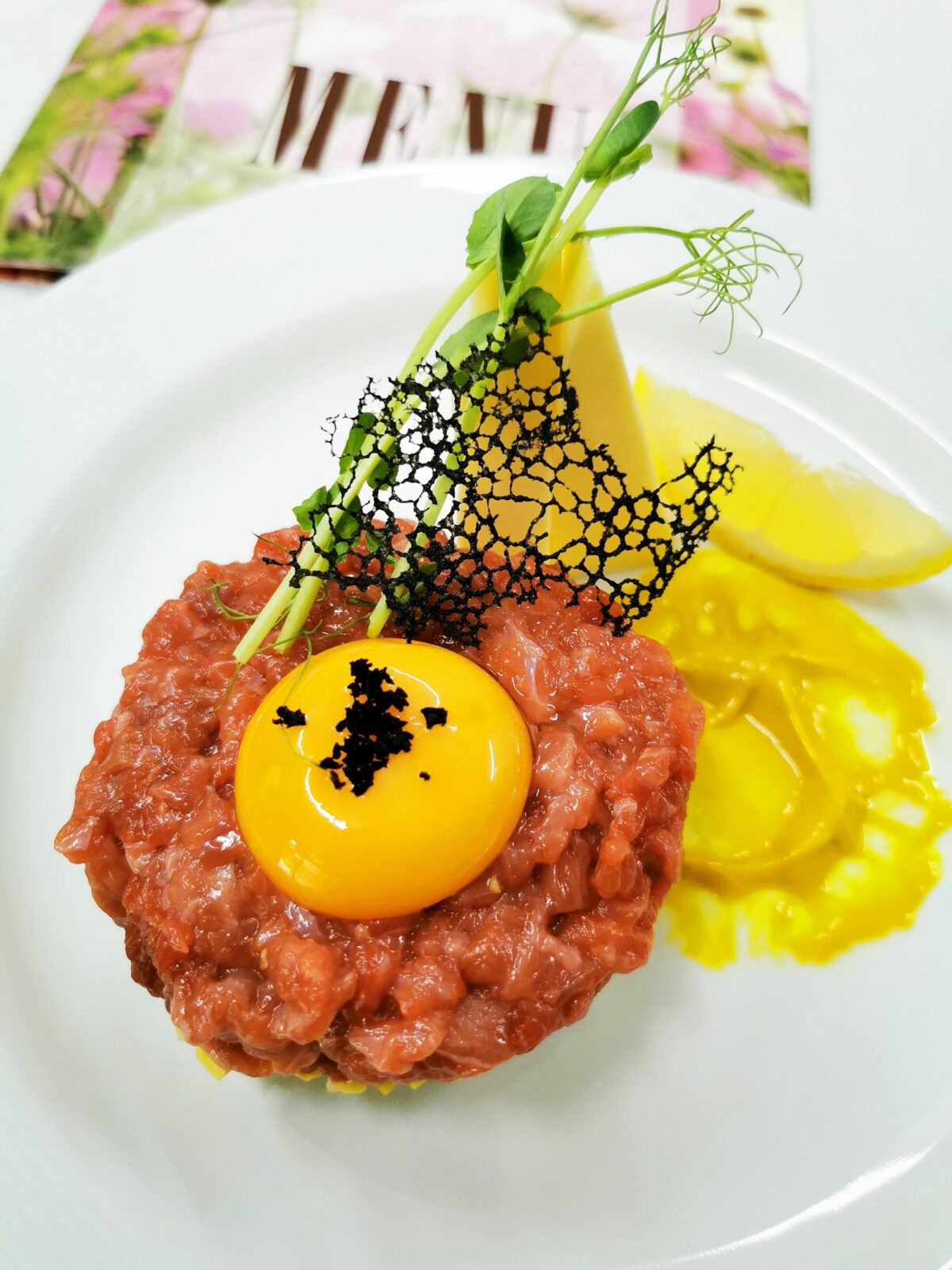 Tartare de bœuf à l&rsquo;asiatique, sésame et gingembre