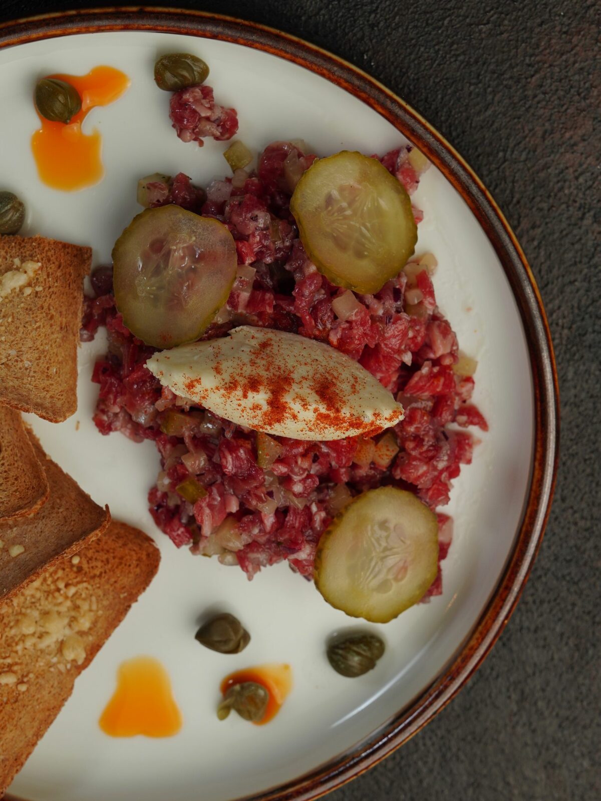 Tartare de bœuf classique à la française, câpres et cornichons