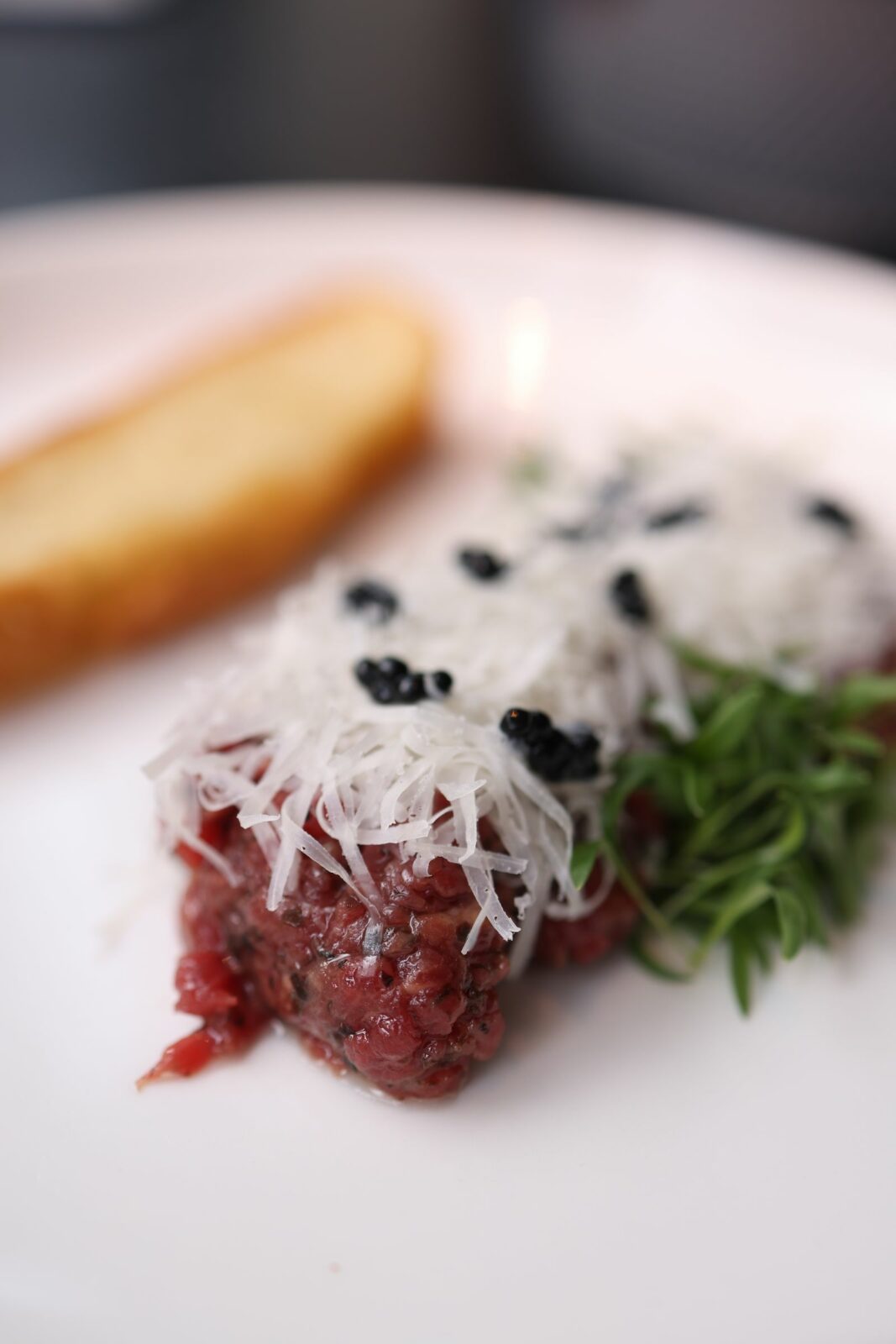 Tartare de bœuf, copeaux de parmesan et huile de truffe