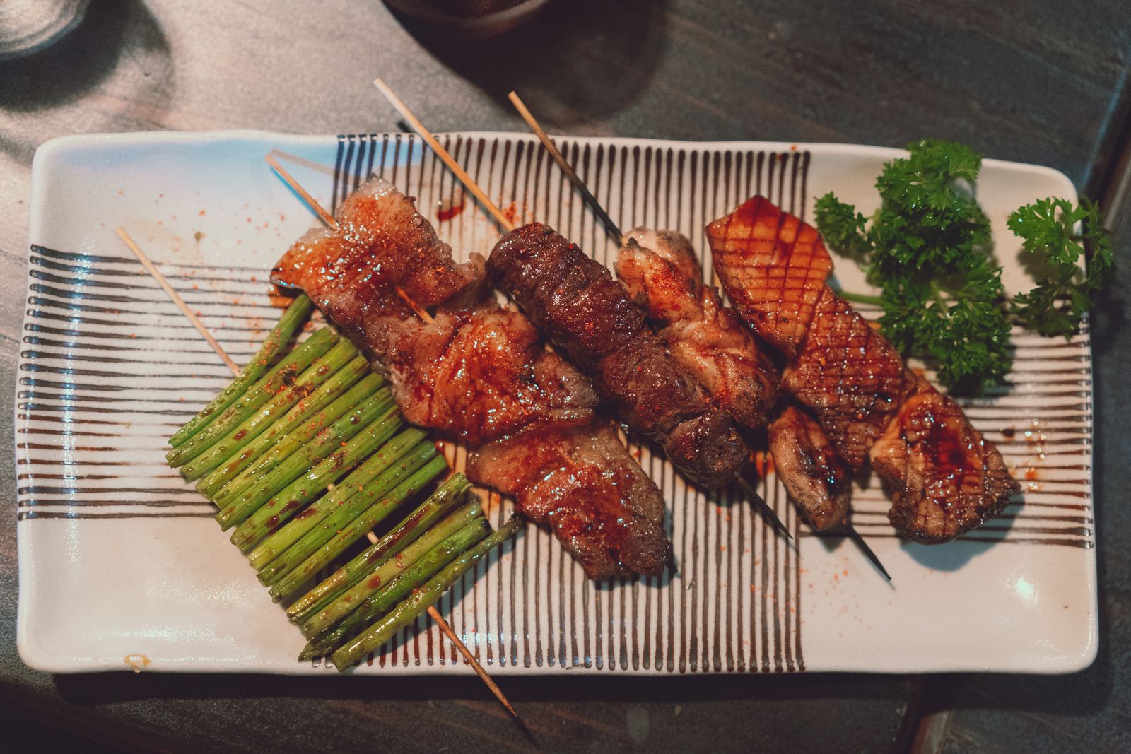 Yakitori de bœuf enroulé aux asperges, sauce soja-sésame